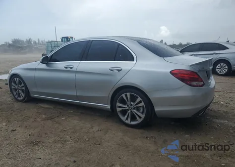 2018 Mercedes-Benz C 300 z USA, uszkodzony, nr VIN 55SWF4JBXJU257653
